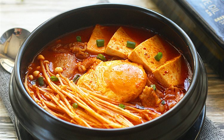 Đổi món ngày mưa lạnh với canh kim chi thịt heo